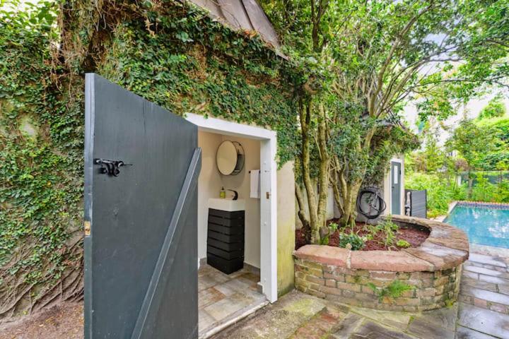 Serene Cottage With Beautiful Garden And Heated Pool Чарлстон Екстер'єр фото